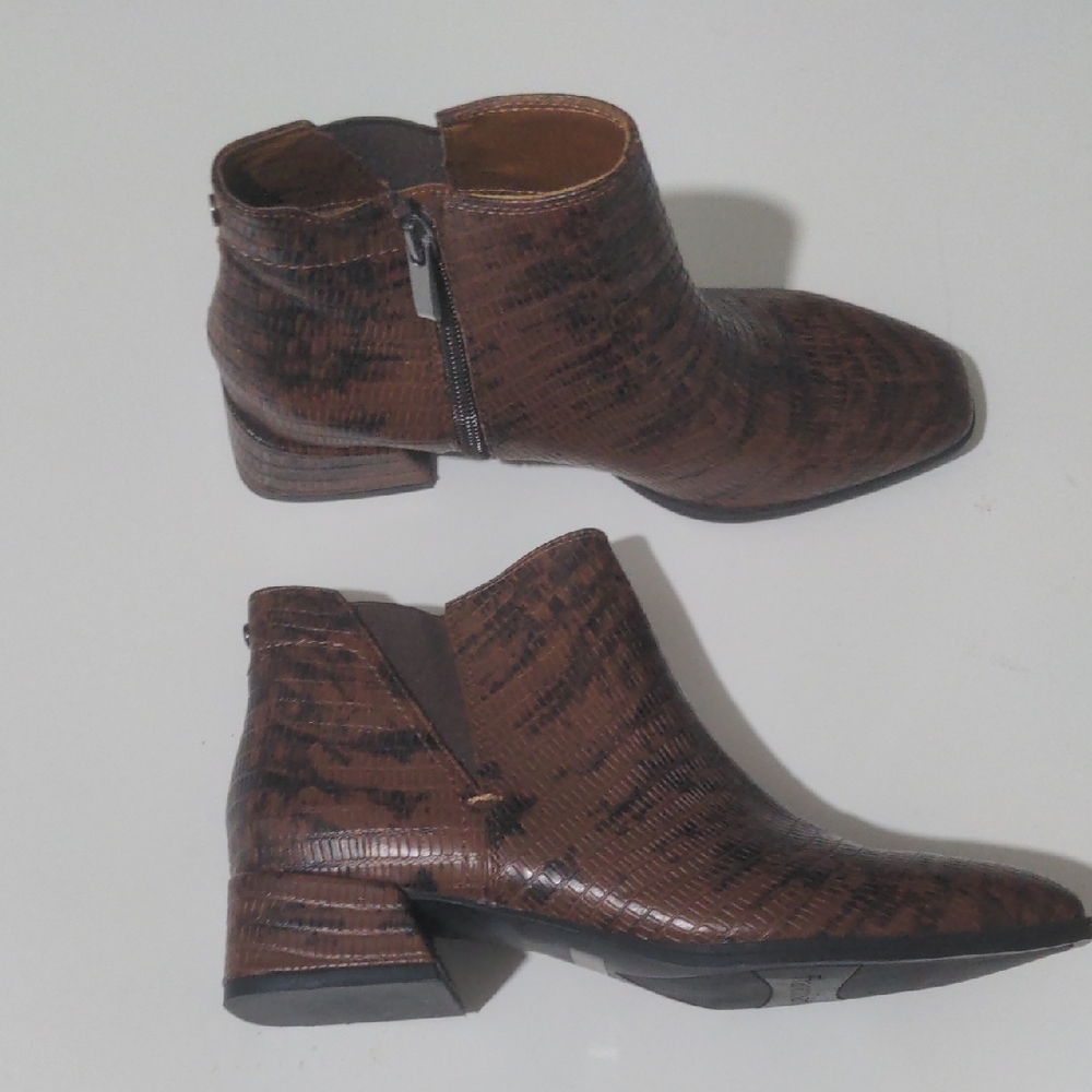 Franco Sarto Textured Brown Ankle Booties. Size 6.5M